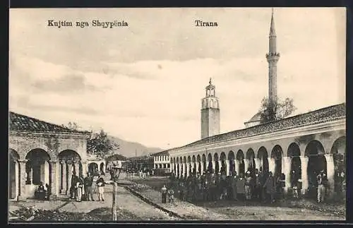 AK Tirana, Moschee mit Passanten