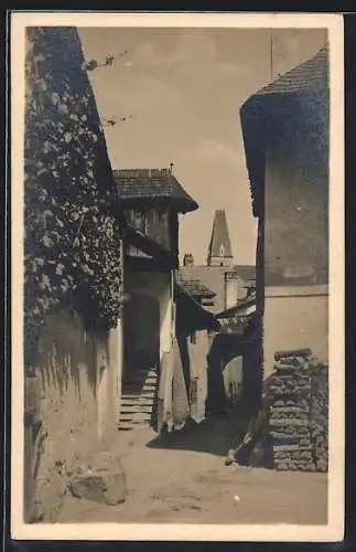 AK Weissenkirchen a. d. Donau, Häuser an Gasse mit Blick auf Kirchturm