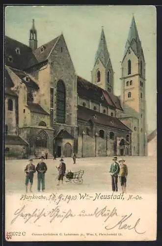 AK Wiener Neustadt, Passanten vor der Pfarrkirche