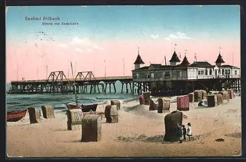 AK Ahlbeck / Seebad, Strandpartie mit Blick auf die Seebrücke