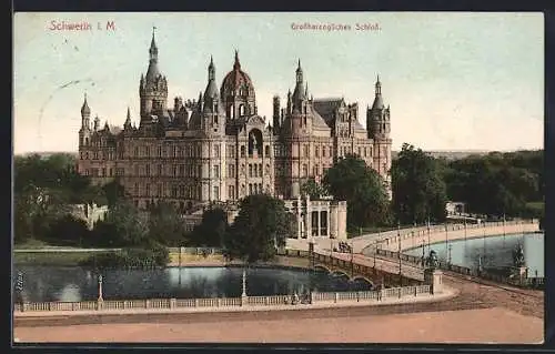 AK Schwerin / Mecklenburg, Grossherzogliches Schloss mit Brücke und Leuten