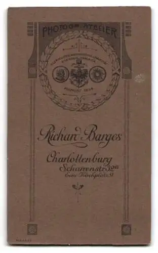 Fotografie Richard Barges, Charlottenburg, Scharrenstrasse 32a, Porträt einer elegant gekleideten Dame