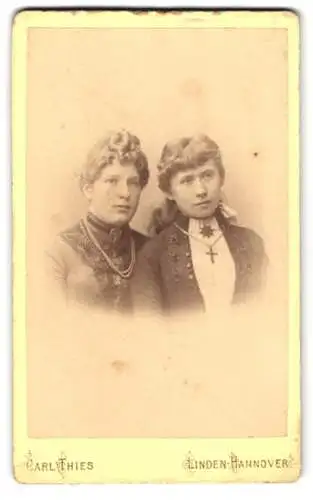 Fotografie Carl Thies, Linden-Hannover, Deisterstrasse 1, Zwei Frauen in hochgeschlossenen Kleidern