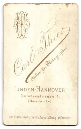 Fotografie Carl Thies, Linden-Hannover, Deisterstrasse 1, Zwei Frauen in hochgeschlossenen Kleidern