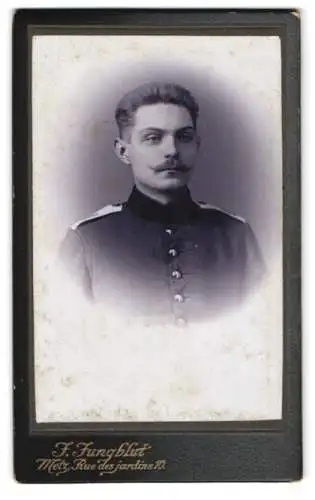 Fotografie F. Jungblut, Metz, Rue des Jardins 10, Portrait eines Soldaten in Uniform