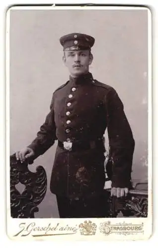 Fotografie S. Gerschel aîné, Strasbourg, Kinderspielgasse 56, Porträt eines Soldaten in Uniform