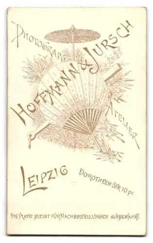 Fotografie Hoffmann & Jursch, Leipzig, Dorotheen-Str. 10, Porträt eines jungen Mannes mit Blume im Revers