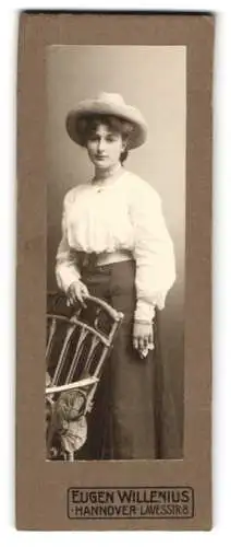 Fotografie Eugen Willenius, Hannover, Lavesstrasse 8, Elegante Dame mit Strohhut und Stuhl