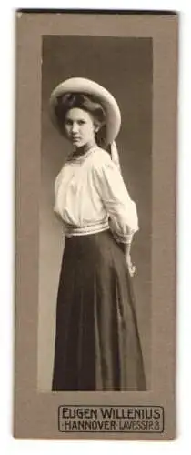 Fotografie Eugen Willenius, Hannover, Lavesstr. 8, Elegante junge Frau in bestickter Bluse