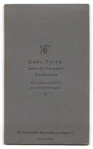 Fotografie Carl Thies, Hannover, Höltystrasse No. 13, Kind in weissem Kleid auf Fellunterlage