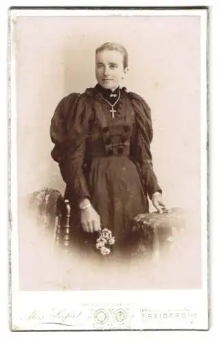 Fotografie Max Seifert, Freiberg i. S., Bahnhofstr. 18, Frau mit Kreuz und Blumenstrauss