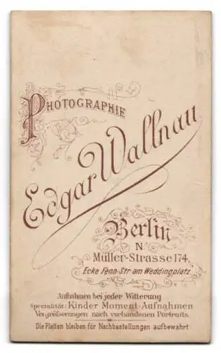Fotografie Edgar Wallnau, Berlin, Müller-Str. 174, Porträt eines jungen Mannes in Anzug