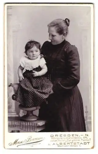 Fotografie Max Baum, Dresden, Königsbrückerstrasse 64, Mutter mit Kind auf einem Stuhl