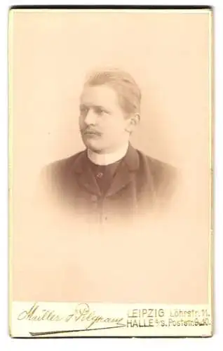 Fotografie Müller & Pilgram, Leipzig, Löhrstrasse 11, Portrait eines jungen Mannes mit Schnurrbart