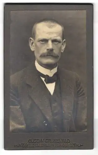 Fotografie Gustav Grunewald, Elterlein /Sa., Porträt eines Mannes in Anzug