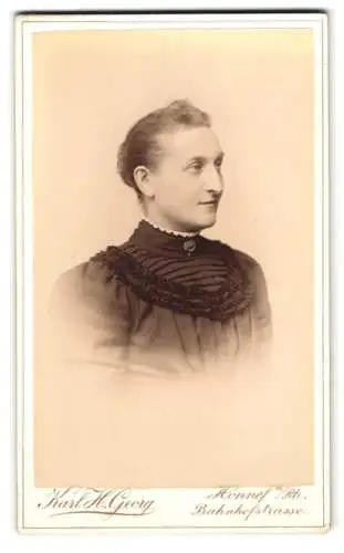 Fotografie Karl H. Georg, Honnef a. Rh., Bahnhofstrasse, Porträt einer eleganten Frau im Halbprofil