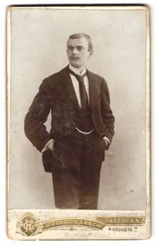 Fotografie Gustav Karsch, Dresden, Antonstrasse 2, Eleganter junger Mann im Anzug