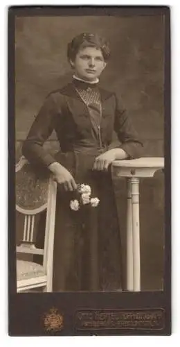 Fotografie Otto Hertel, Freiberg i. Sa., Eine junge Dame mit Nelkenstrauss