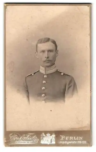 Fotografie Carl Tietz, Berlin, Leipzigerstr. 119-120, Porträt eines Soldaten in Uniform