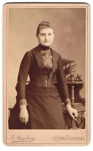 Fotografie J. Augsburg, Charlottenburg, Spreestrasse 34, Porträt einer jungen Frau