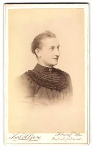 Fotografie Karl H. Georg, Honnef a. Rhein, Bahnhofstrasse, Portrait einer Dame im Profil