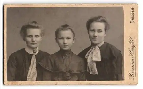 Fotografie Hermann Herzfeld, Dresden, Altmarkt, Zwei Frauen mit Halstüchern und ein junges Mädchen