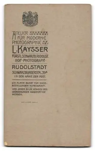 Fotografie L. Kaysser, Rudolstadt, Schwarzburgerstr. 39a, Kleinkind in einem dekorativen Stuhl