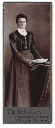 Fotografie Th. Scheller, Hannover, Dame in elegantem Kleid mit Buch