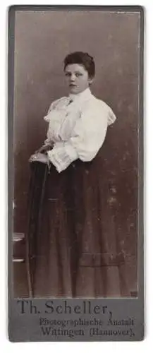 Fotografie Th. Scheller, Wittingen, Eine Frau in eleganter Pose