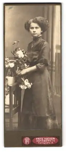 Fotografie Fritz Hacker, Annaberg i. S., Carlsplatz 3, Dame mit Blumengesteck