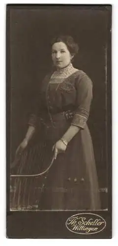 Fotografie Fr. Scheller, Wittingen, Frau in elegantem Kleid