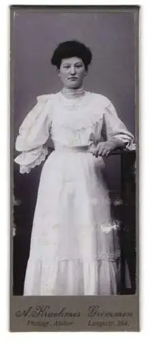 Fotografie A. Kraehmer, Grimmen, Langestr. 264, Frau in elegantem weissen Kleid