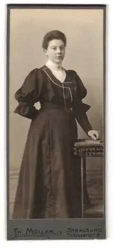 Fotografie Th. Möller, Stralsund, Tribseerstr. 8, Porträt einer Frau in eleganter Kleidung