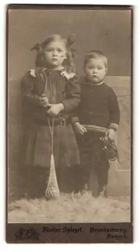 Fotografie Atelier Spiegel, Braunschweig, Damm 9, Zwei Kinder mit einem Netz und einem Spielzeug