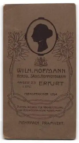 Fotografie Wilh. Hofmann, Erfurt, Anger 23, Stehende junge Dame mit Fotoalbum