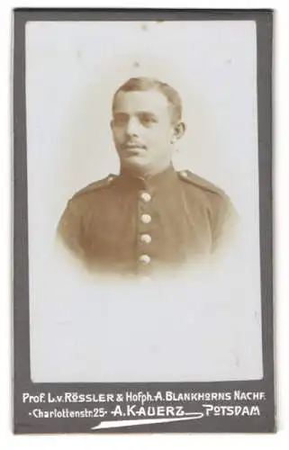 Fotografie Prof. L. v. Rössler, Potsdam, Charlottenstr. 25, Porträt eines Soldaten in Uniform