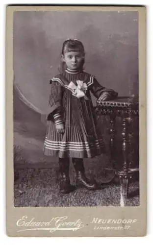 Fotografie Eduard Goertz, Neuendorf, Lindenstr. 77, Mädchen im gestreiften Kleid an einem Tisch