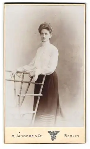 Fotografie A. Jandorf & Co., Berlin, Grosse Frankfurterstr. 113, Frau in eleganter Pose