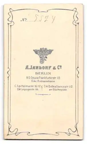 Fotografie A. Jandorf & Co., Berlin, Grosse Frankfurterstr. 113, Frau in eleganter Pose