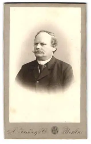 Fotografie A. Jandorf & Co., Berlin, Brunnenstrasse 19-21, Portrait eines ernst dreinblickenden Mannes mit Schnurrbart