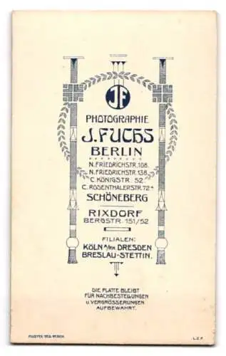 Fotografie J. Fuchs, Rixdorf, Bergstr. 151 /52, Porträt eines Jungen mit Reifen