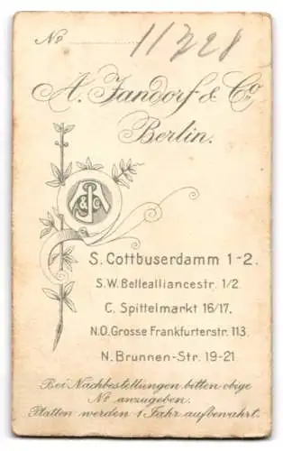 Fotografie A. Jandorf & Co., Berlin, S. Cottbusserdamm 1-2, Zwei Jungen in Matrosenanzügen mit Reifen