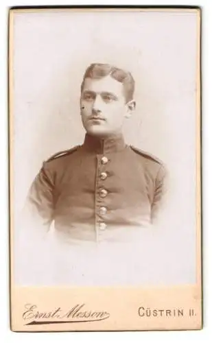 Fotografie Ernst Messow, Cüstrin, Landsberger Str. 4, Porträt eines jungen Soldaten in Uniform