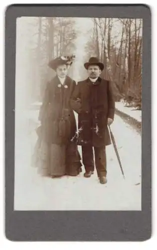 Fotografie unbekannter Fotograf und Ort, Spaziergang im verschneiten Park