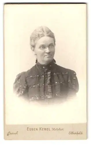 Fotografie Eugen Kegel, Cassel, Gr. Rosenstrasse 5, Porträt einer älteren Dame mit Brille