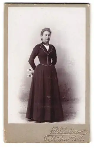 Fotografie P. Lada, Stühne in M., Dame in elegantem Kleid mit Blumenstrauss