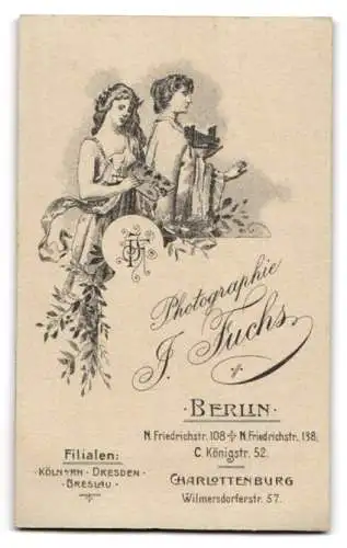 Fotografie J. Fuchs, Berlin, N. Friedrichstr. 108, Eleganter Herr im Anzug mit Fliege