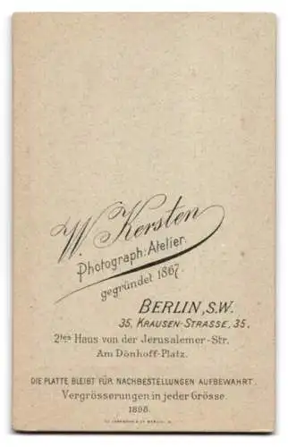 Fotografie W. Kersten, Berlin, Krausen-Strasse 35, Porträt eines jungen Mannes in formeller Kleidung