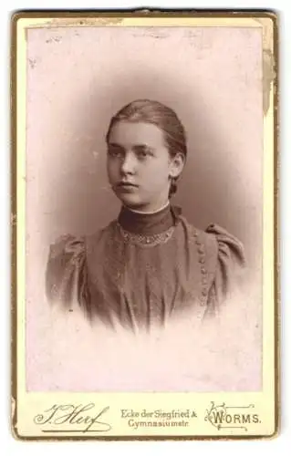 Fotografie J. Herf, Worms a. Rh., Siegfriedstrasse, Porträt einer jungen Frau