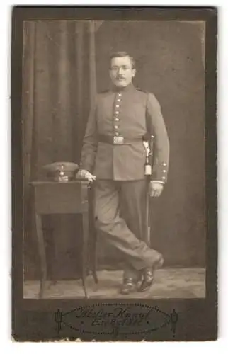 Fotografie Atelier Knauf, Eichstätt, Stehender Soldat in Uniform